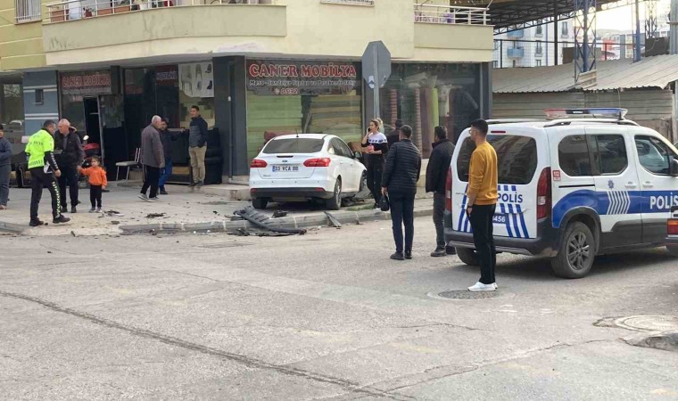 Kaza anı kamerada: Otomobiller çarpıştı, 2 sürücü yaralandı