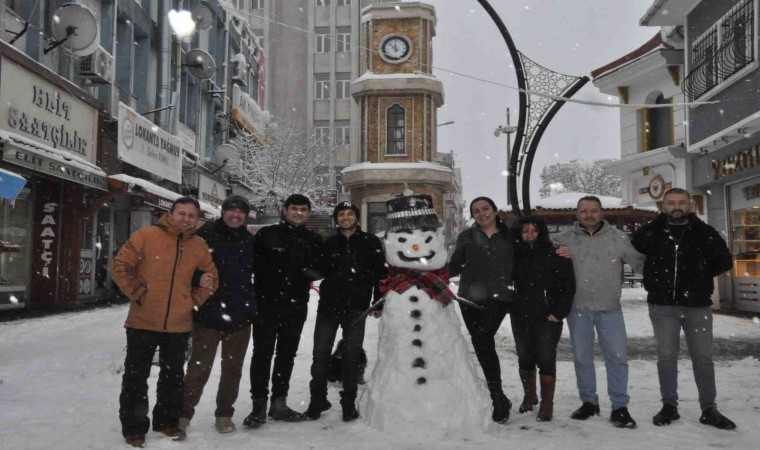 Keşan esnafı aileleriyle birlikte kar yağışının tadını çıkardı