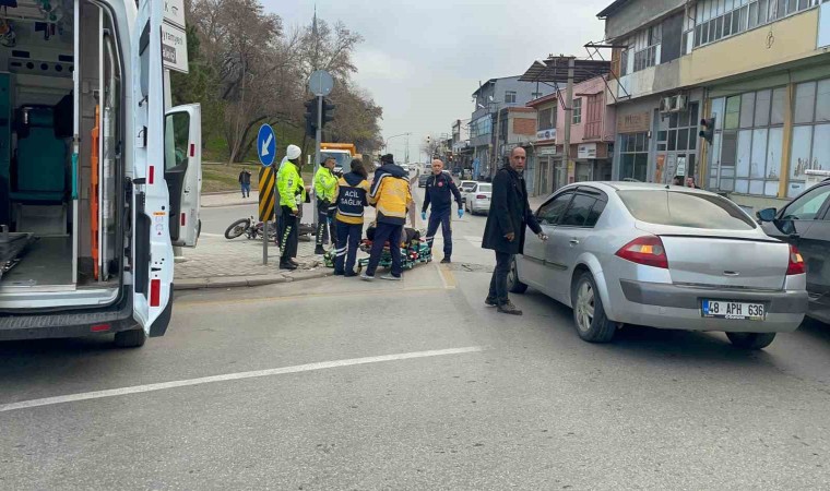 Kırmızı ışık ihlali yapan otomobil motosiklete çarptı: 1 yaralı