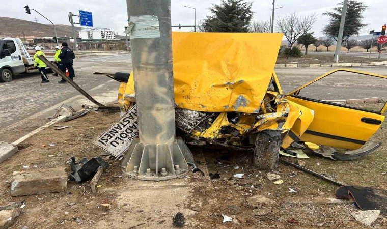 Kırmızı ışık ihlali yapan Tofaş kazaya davetiye çıkardı: 1i ağır 3 yaralı