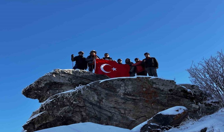 Kırşehirde dağcılar Gönül Dağına çıkarak Türk bayrağı açtı