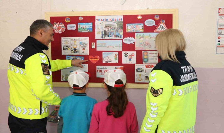 Kırşehirde jandarmadan öğrencilere trafik eğitimi