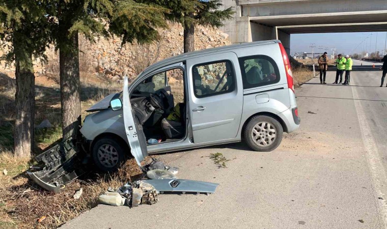 Kontrolden çıkan hafif ticari araç ağaca çarptı: 2 yaralı