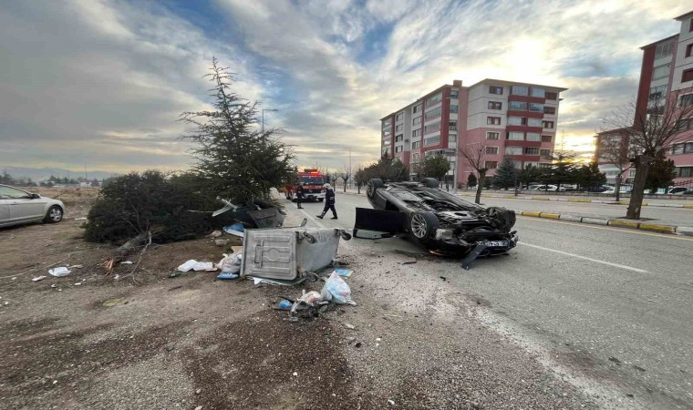 Kontrolden çıkan lüks otomobil ağaca çarpıp ters döndü: 1 yaralı