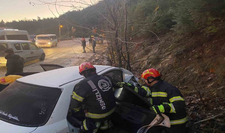 Kontrolden çıkan otomobil ağaca çarparak durabildi;3 yaralı