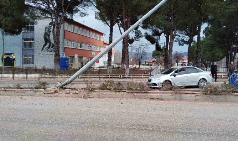 Kontrolden çıkan otomobil aydınlatma direğine çarparak durabildi