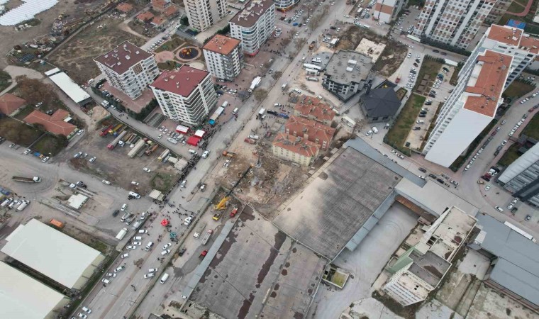 Konyada çöken binadaki enkaz çalışmaları havadan görüntülendi