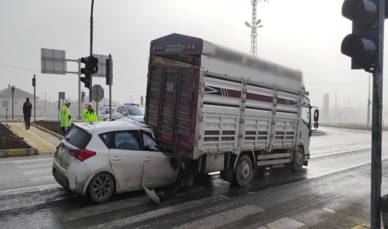 Konyada otomobil kamyonete arkadan çarptı: 1 yaralı