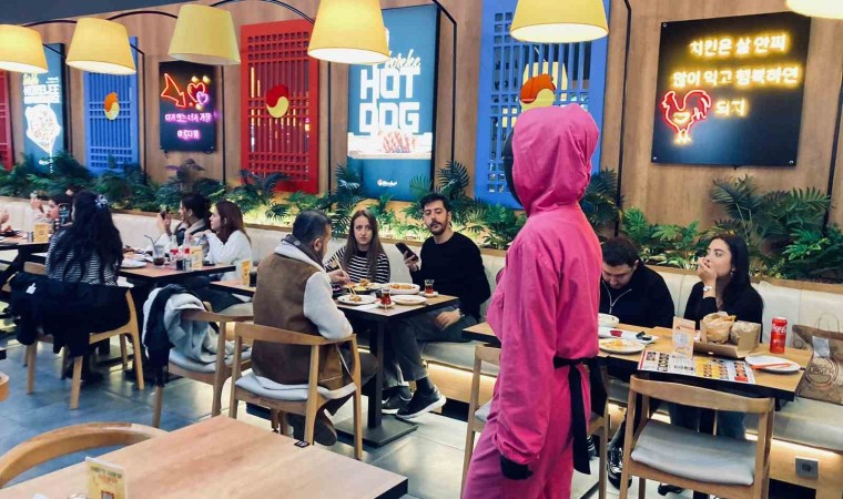 Kore restoranında yemekleri Squid Game dizisinin karakterleri servis ediyor