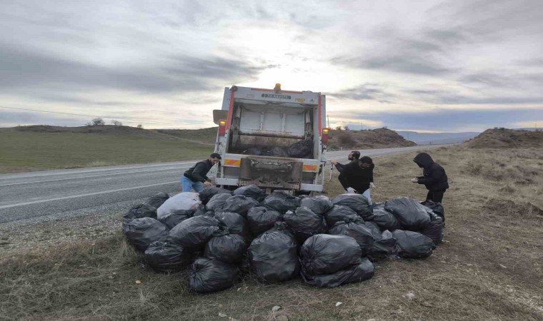 Kozlukta bir haftada ana yol kenarından 20 ton çöp temizlendi