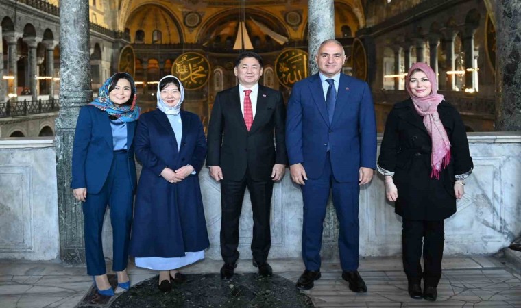 Kültür ve Turizm Bakanı Ersoy ve Moğolistan Cumhurbaşkanı Ukhnaa, Topkapı Sarayı ve Ayasofya Cami-ini ziyaret etti