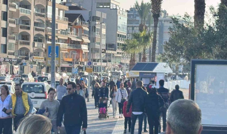 Kuşadasında güneşi gören sahile koştu