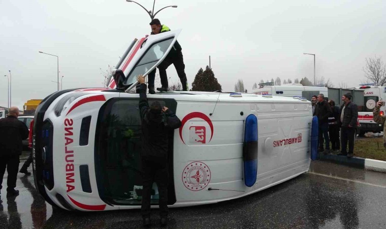 Kütahyada ambulansla otomobil çarpıştı: 1 kişi yaralandı