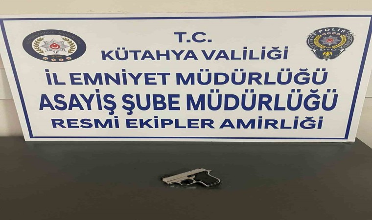 Kütahyada cezaevi firarisi yakalandı, üzerinde ruhsatsız tabanca ele geçirildi