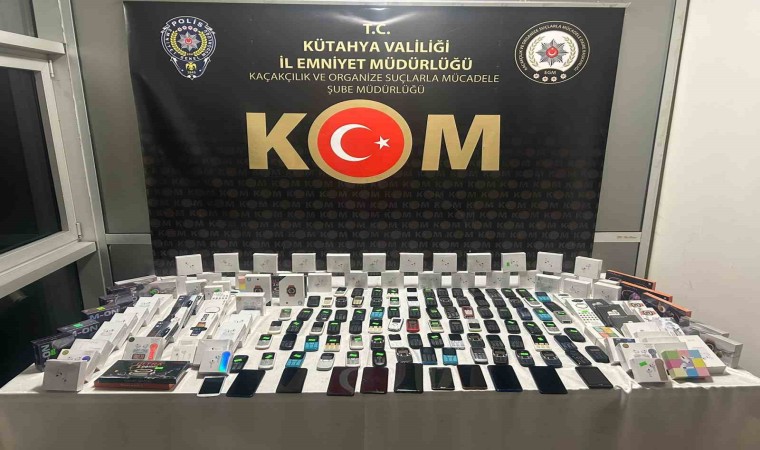 Kütahyada gümrük kaçağı 102 telefon ve 25 akıllı saat ele geçirildi