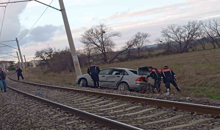 Kütahyada polisten kaçan araç takla atarak demir yoluna devrildi