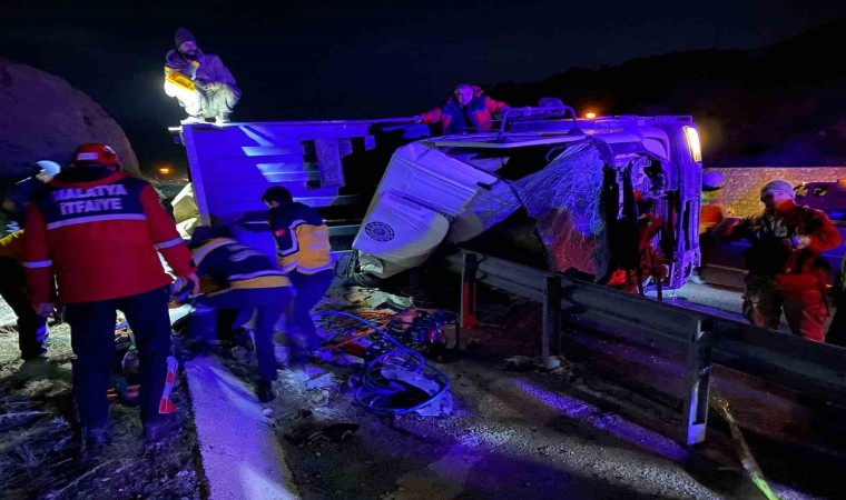 Malatyada tır şarampole devrildi: 2 ölü, 1 yaralı