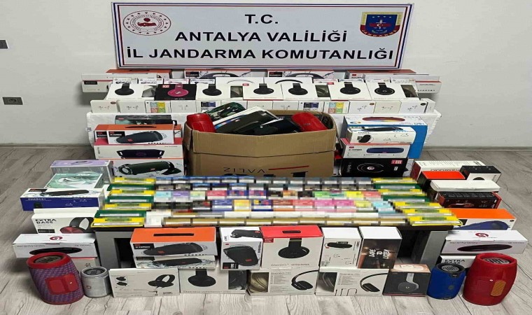 Manavgatta işyerinde kaçak eşya ve tütün malzemeleri ele geçirildi