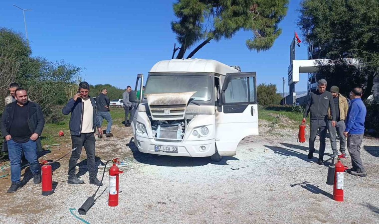 Manavgatta otel servis minibüsü yandı