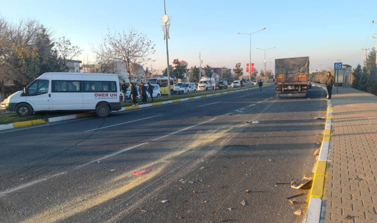 Mardinde tır ile işçi servisi çarpıştı: 11 yaralı