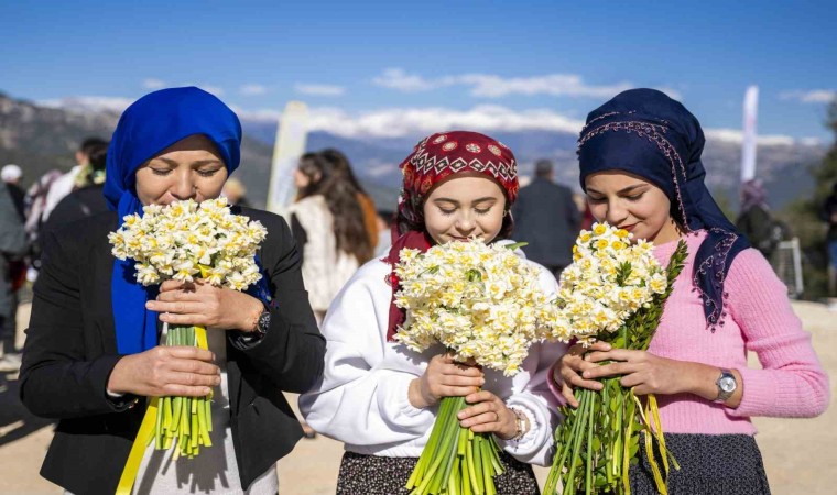 Mersinde 3. Nergis Şenliği düzenlendi