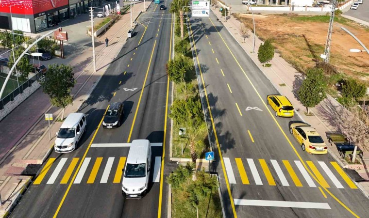 Mersinde yol yenileme çalışmaları sürüyor