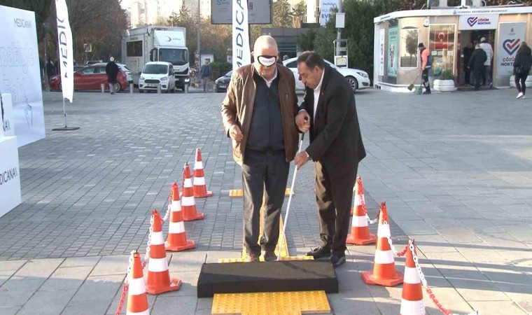 Metrobüs durağındaki ‘Empati Parkuru ile görme engellilere farkındalık