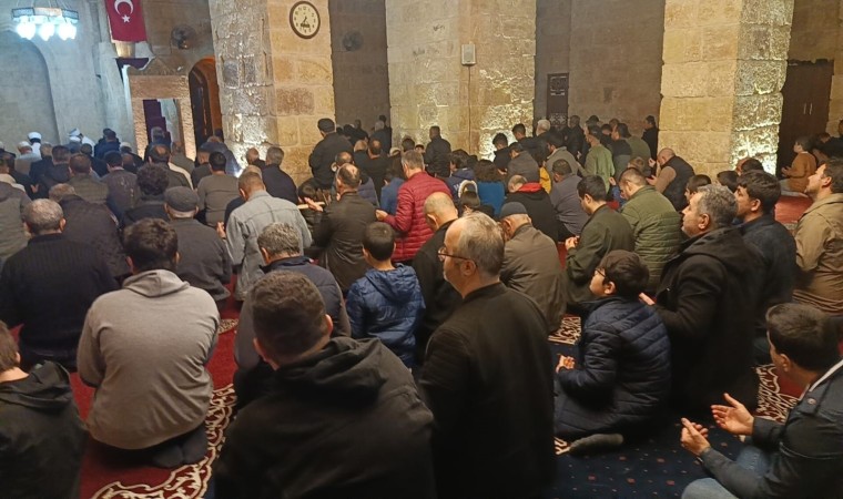 Miraç Kandilinde tarihi Hoşkadem Camii doldu taştı