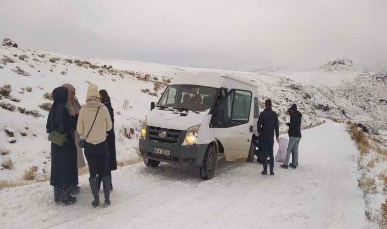 Muradiyede kar ve buzlanma ulaşımı aksattı