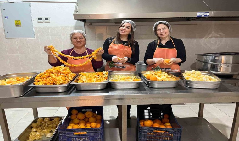 Muratpaşanın turunçları kadınların emeğiyle reçele dönüşüyor