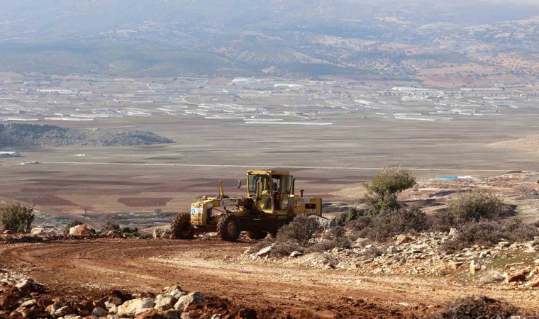 Müren yayla yolunda dev kayalar parçalanarak yol genişletiliyor