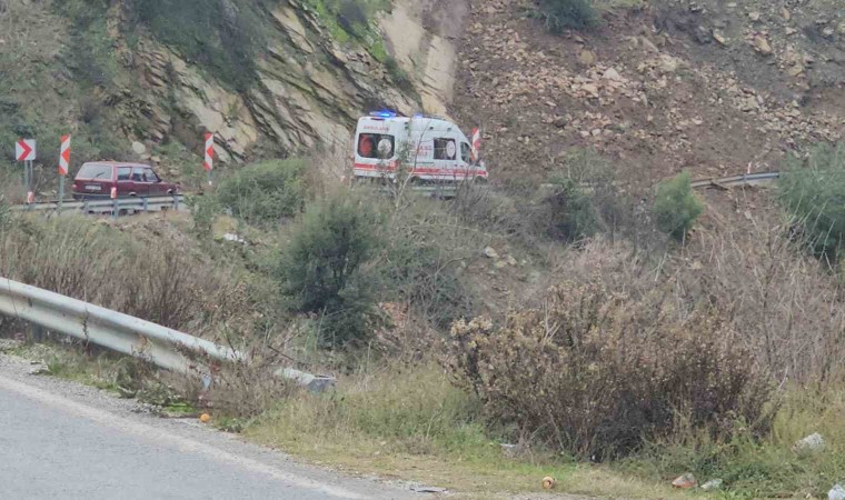 Nazillide araç uçuruma yuvarlandı