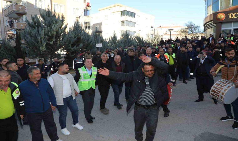 Nizip Belediyesi işçileri, zamlı maaşlarını halaylarla kutladı