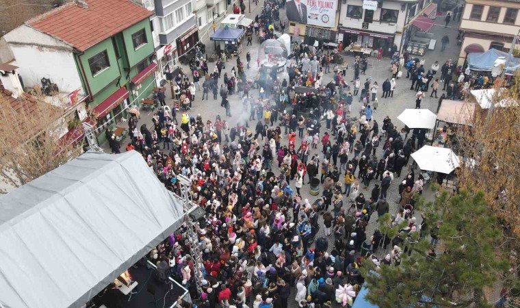 Odunpazarı Belediyesinin yeni yıl pazarı büyük ilgi gördü