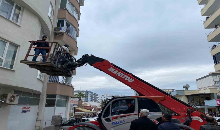 Osmaniyede daire yangını: Mahsur kalan 8 kişi kurtarıldı