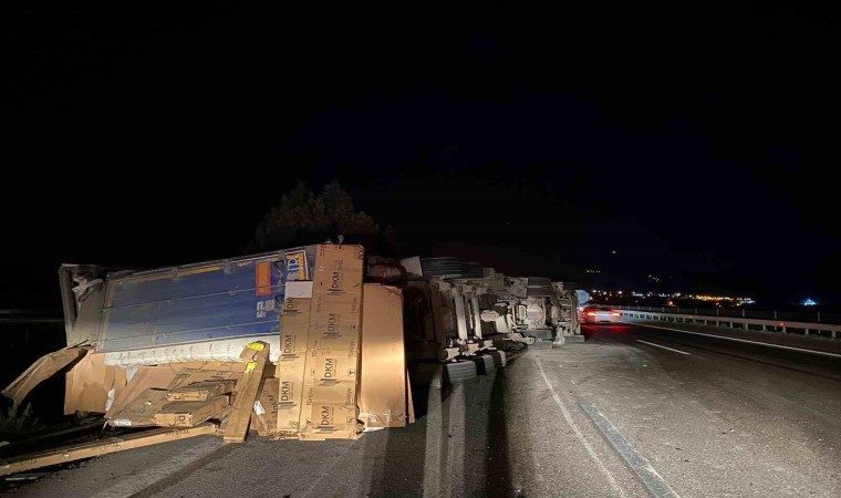 Osmaniyede devrilen tırda yangın: 1 yaralı