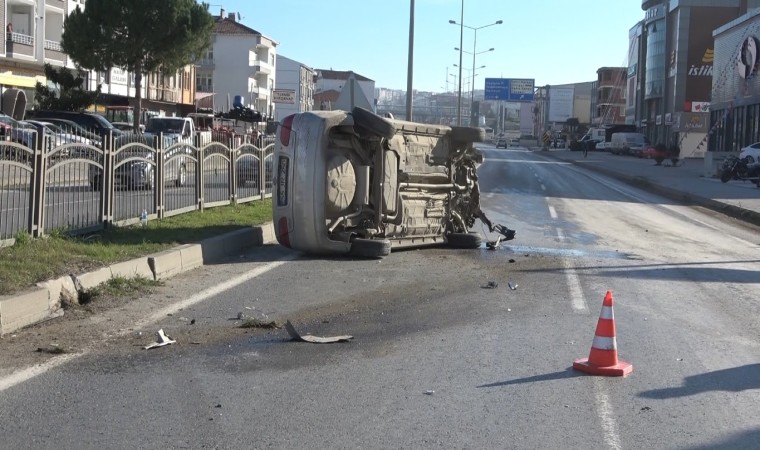 Otomobil aydınlatma direğine çarptı: 1 yaralı