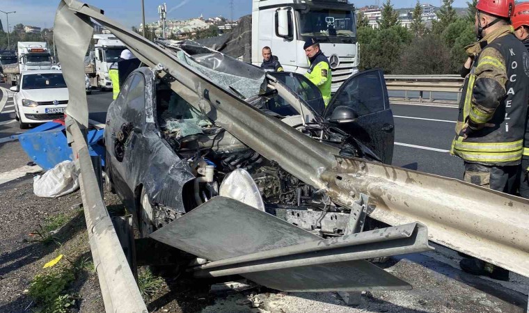 Otomobil bariyerlere girdi: 1i ağır 4 yaralı