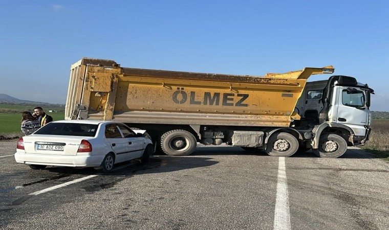 Otomobil kamyonun altına girdi: 1 Yaralı