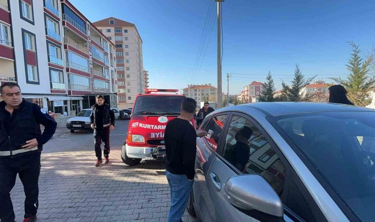 Otomobilde kilitli kalan bebeği ‘Kırmızı Balık izleterek sakinleştirdiler