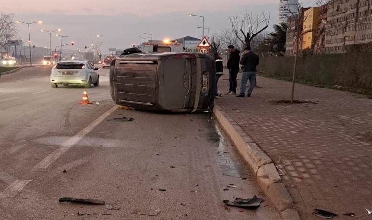 Otomobile çarpan ticari araç devrildi