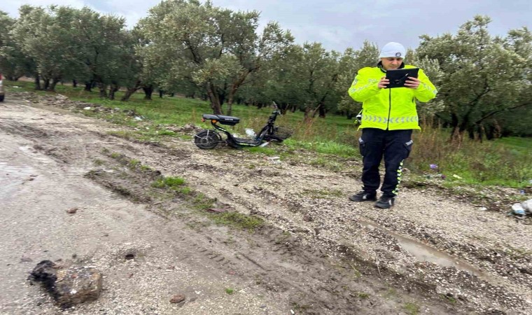 Otomobile çarpmamak için manevra yaptı: Yola savrularak yaralandı