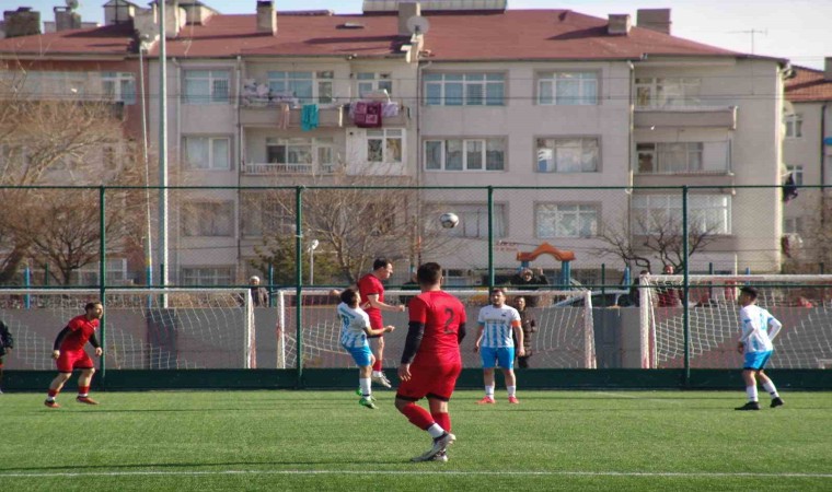 Özvatanspor geriden gelerek kazandı