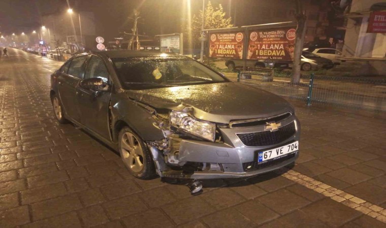 Polis alkollü sürücüyü aracın üzerine atlayarak durdurdu