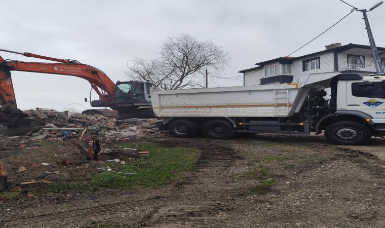 Pursaklar Belediyesi metruk yapıları yıkıyor