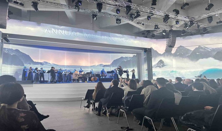 Refik Anadol buzulların erimesini Davos Zirvesine taşıdı