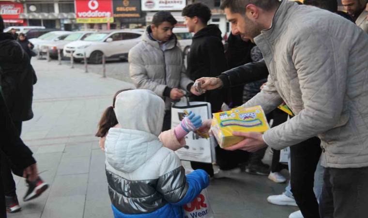 Sabah erkenden sokağa çıkan çocuklar Şivlilik diyerek hediyeleri topladı