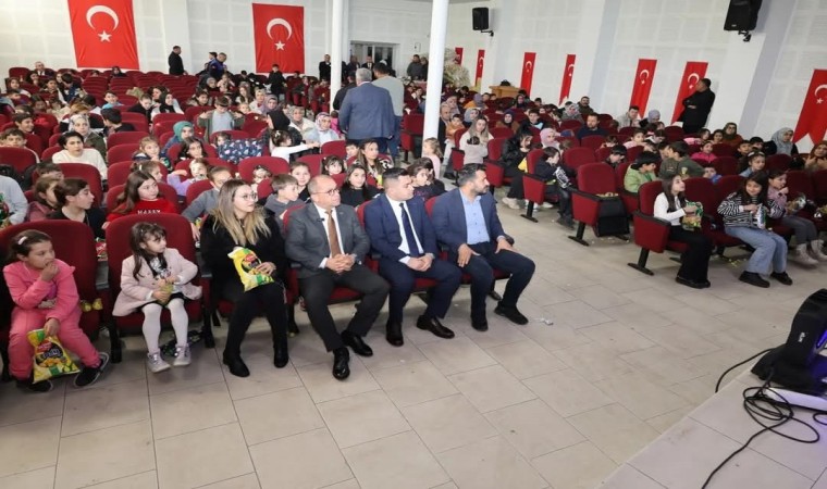 Saimbeyli Belediye Başkanı Mahmut Daldan çocuklara karne hediyesi