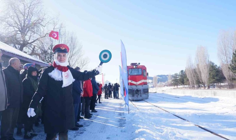 Sarıkamış Trenindeki gençleri Bakan Göktaş karşıladı