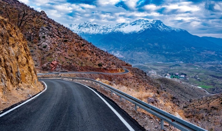 Sasonda iki köyü ilçeye bağlayan yollar asfalta kavuştu